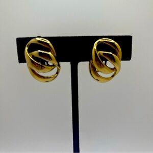 Sarah Coventry vintage gold tone clip on earrings.